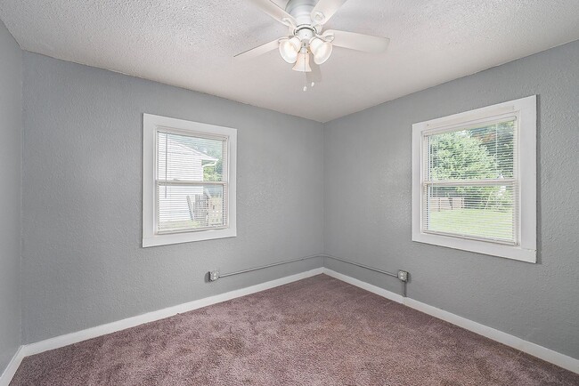 Building Photo - Charming 2-Story Home on Corner Lot in Ray...