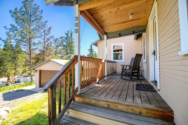 Building Photo - Hillside Cottage! Charming home with a view, 3-bd, 1-ba, fireplace, garage $300 Utility Fee