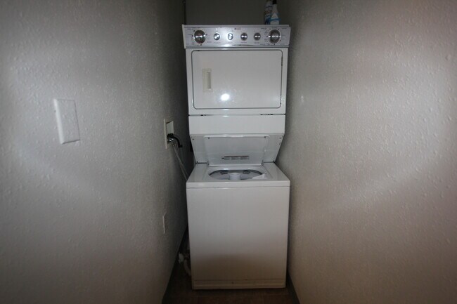 Building Photo - 3 Bedroom Duplex with Lovely Backyard(Upstairs)