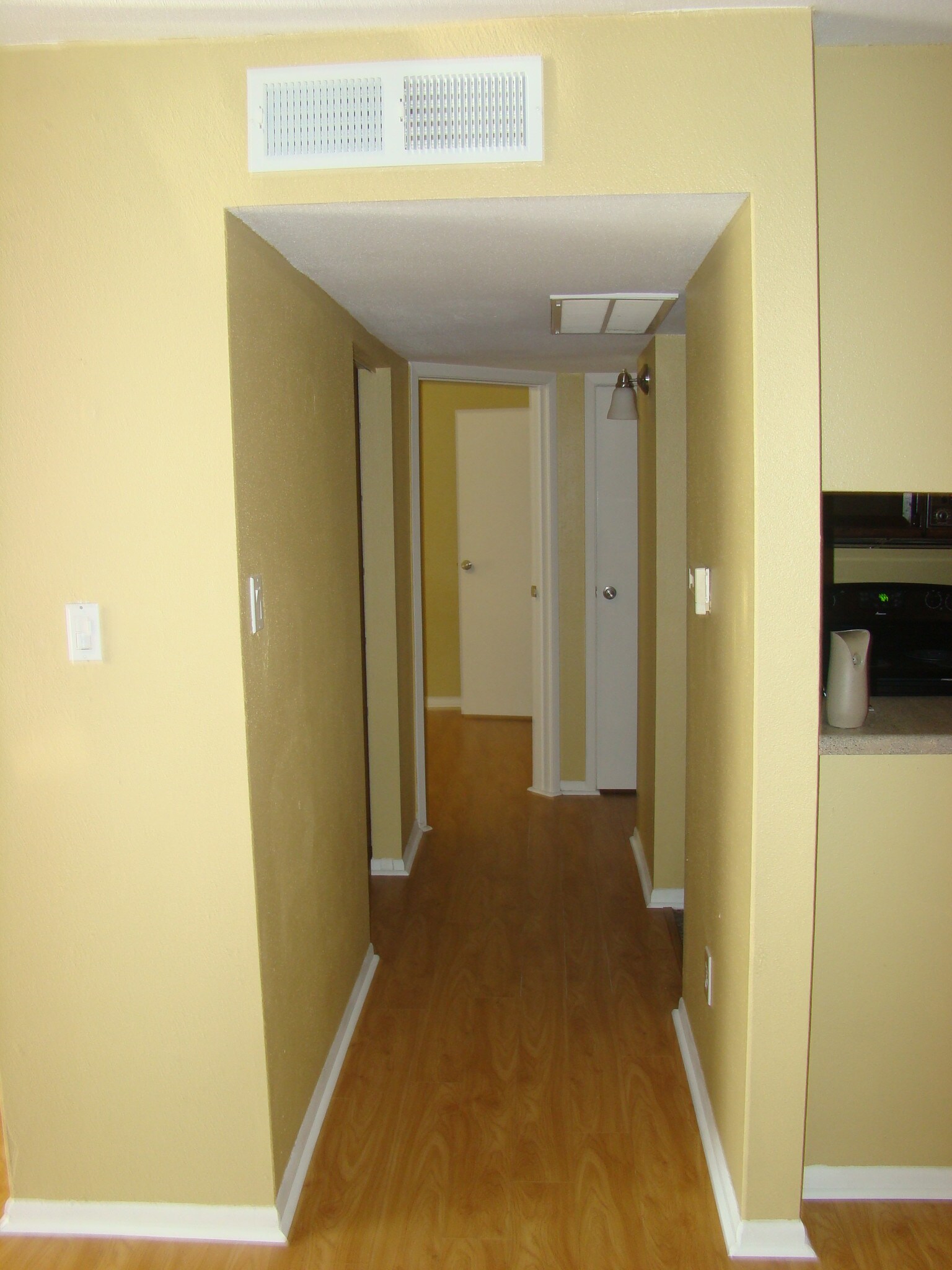 Building Photo - 2820 S Bartell Dr