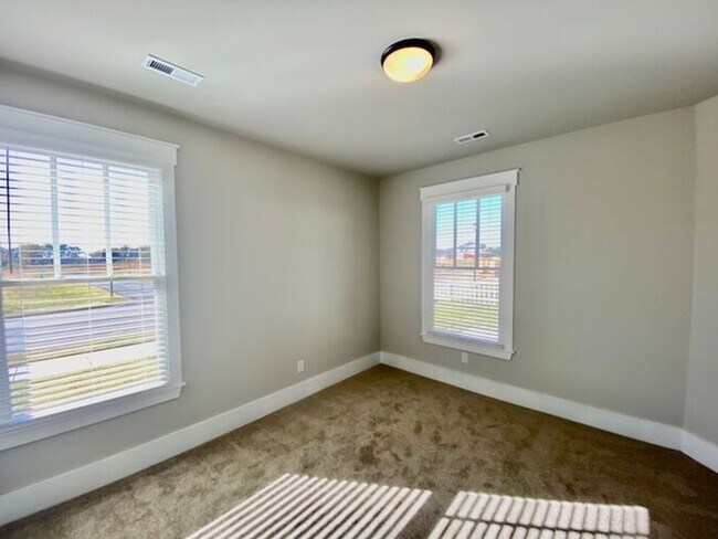 Building Photo - Clift Farm townhome with a fence and 3 car garage