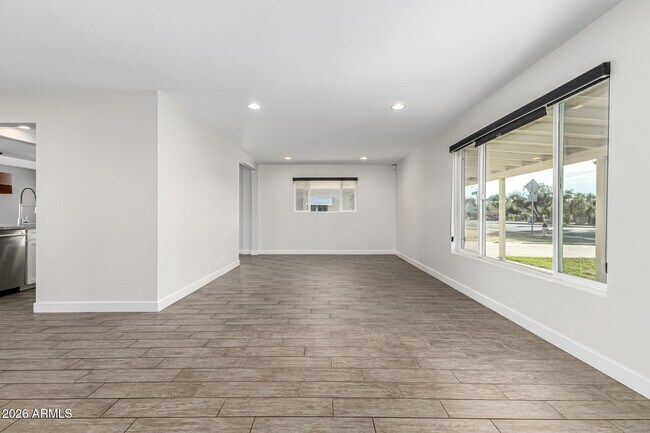 Building Photo - 3930 E Oak St