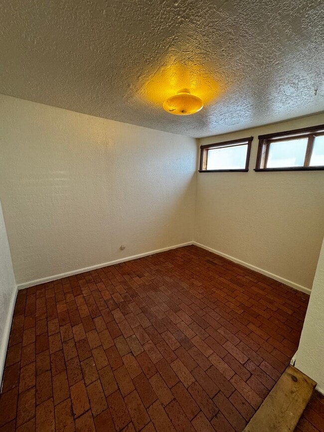 Building Photo - NE Two bedroom home