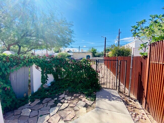 Building Photo - Washer/Dryer in Unit! Remodeled Townhome i...