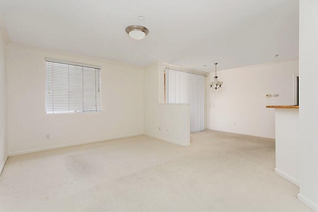 Building Photo - *** LIGHT & BRIGHT UPGRADED ONE BEDROOM, W...