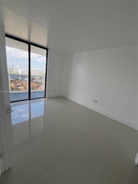 Building Photo - 20505 E Country Club Dr