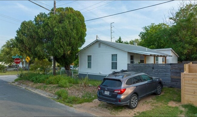 Building Photo - 1142 Eastfield Ave