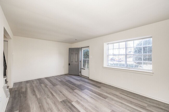 Building Photo - Charming Townhome in Hunters Mill – 3 Beds...