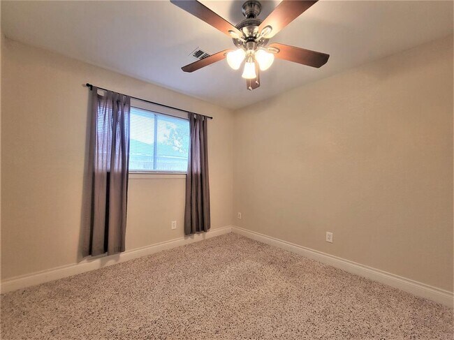 Building Photo - 721 Academy Ln