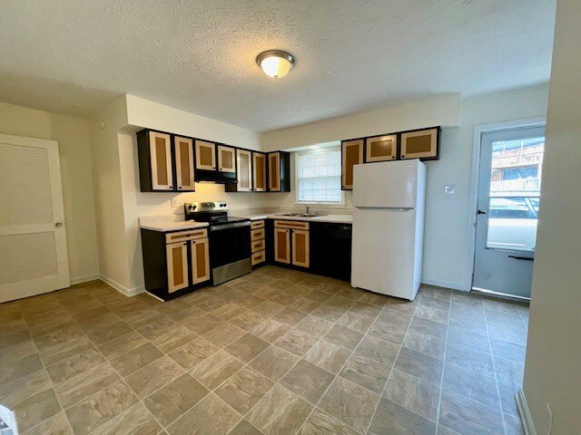 Kitchen full view - 3304 Wood Valley Ct