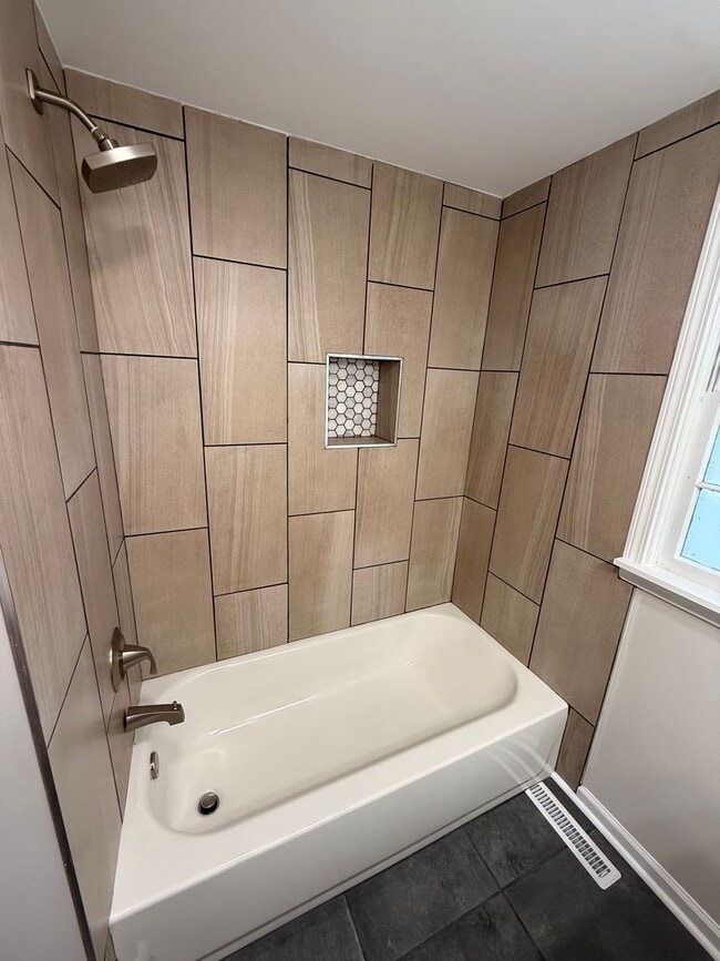 Building Photo - 578 Westmoreland Pl