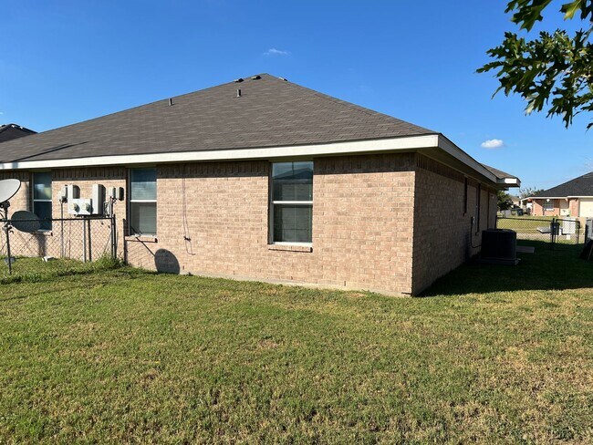 Building Photo - 2704 Alma Dr