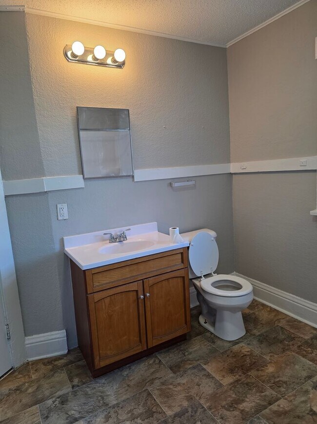 Building Photo - Large 3 Bedroom newly updated house for rent!