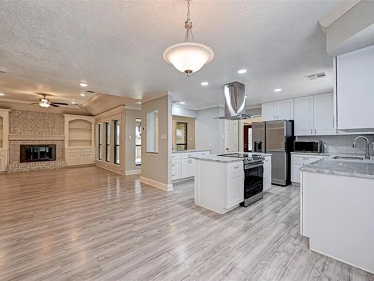 Building Photo - 911 Montview Dr