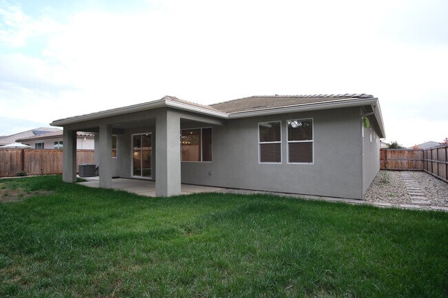 Building Photo - Stunning 4-bedroom 2.5 bathroom