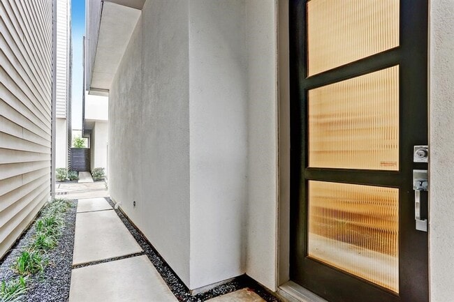 Building Photo - 5905 E Post Oak Ln