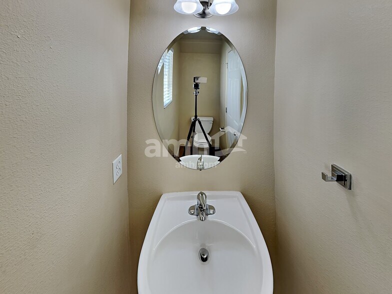 Building Photo - 645 Cattail Dr