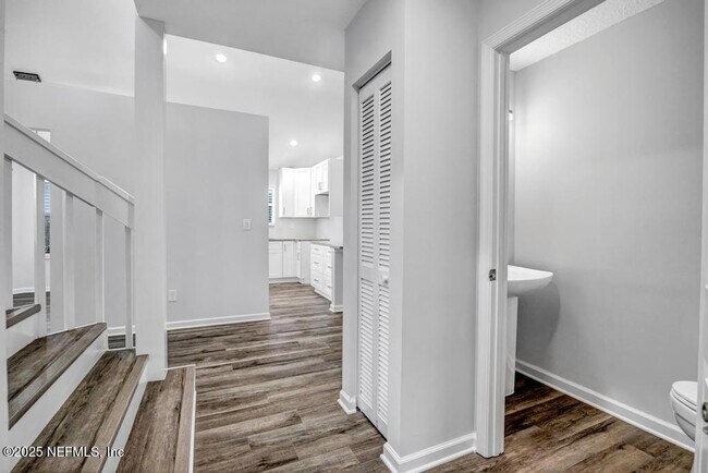 Building Photo - 104 Clam Bake Ct