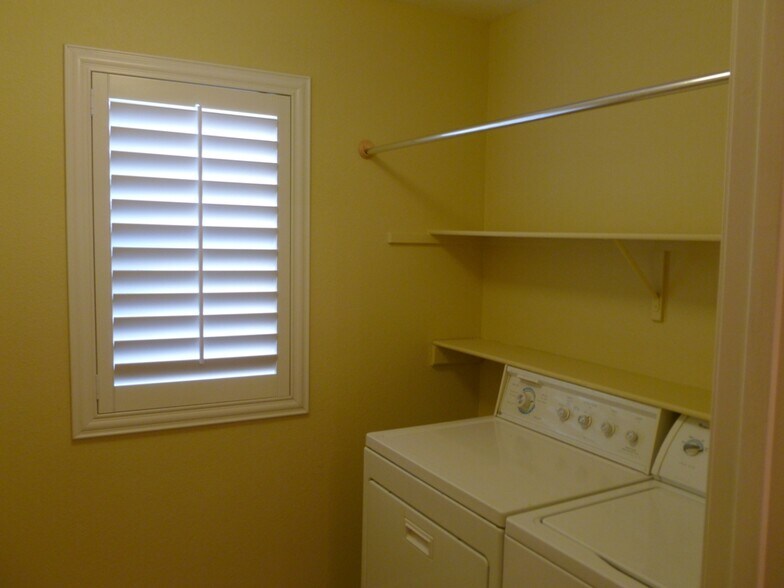 Building Photo - 208 Chaco Canyon Dr