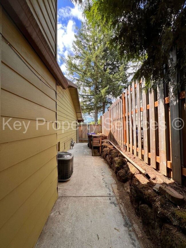 Building Photo - Beautifully Remodeled Gresham Ranch