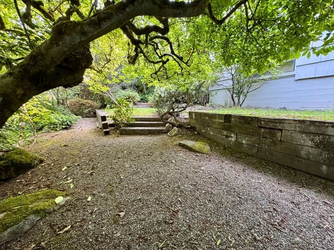 Building Photo - Hawthorne Hills Home