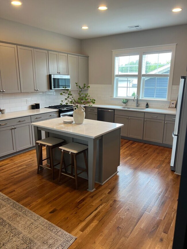 Building Photo - WOW!! One of the best Locations in one of the most desired neighborhoods