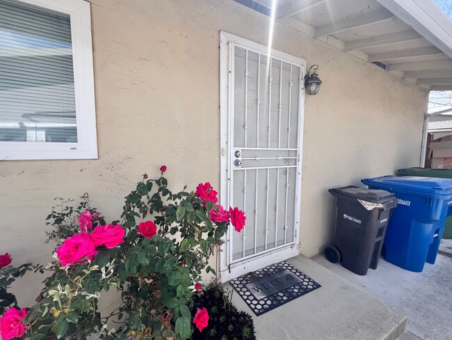 Building Photo - Campbell Duplex: 3 BR 1 BA with Garage & W...