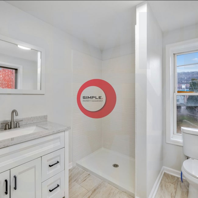 Building Photo - 4 Bedroom / 1 bathroom house