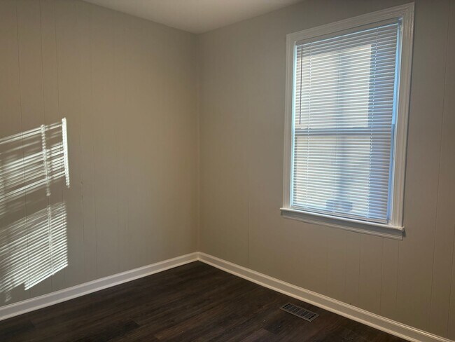 Building Photo - Completely Renovated 2 Bedroom Home!