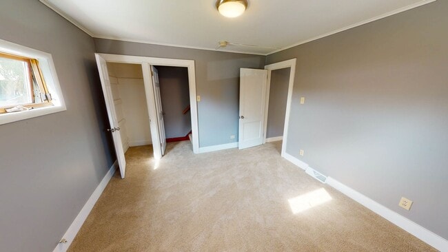 Building Photo - 4 Bedroom / 1 Bath Home For Rent!