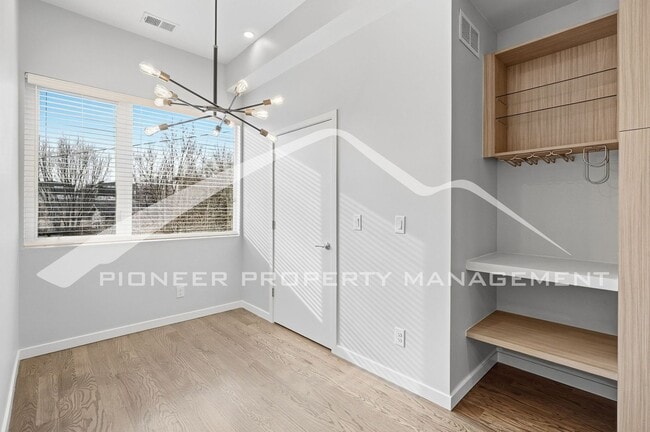 Building Photo - Gorgeous Townhome with Central AC and Rooftop Deck