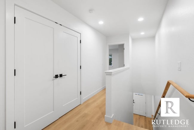 Building Photo - 565 G St