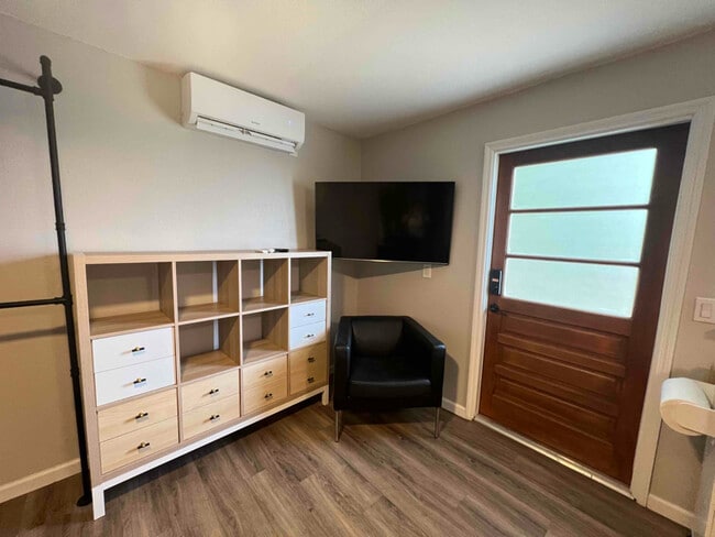 Building Photo - 1313 E Pineloch Ave