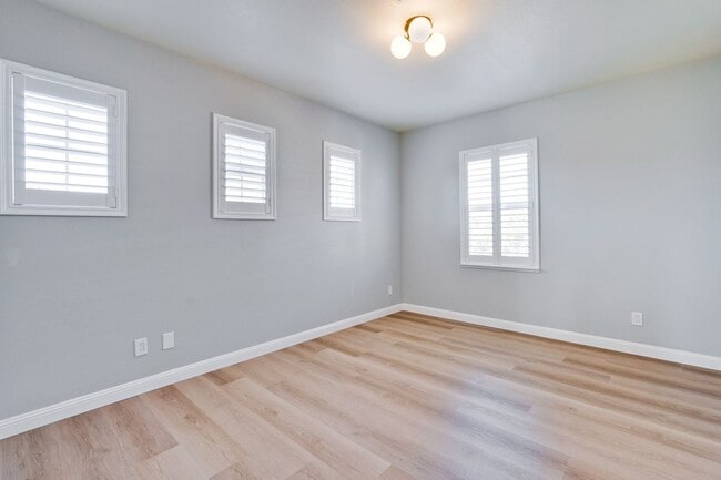 Building Photo - Beautiful 2 Bed 2 Bath End Unit Townhome in Communication Hills!