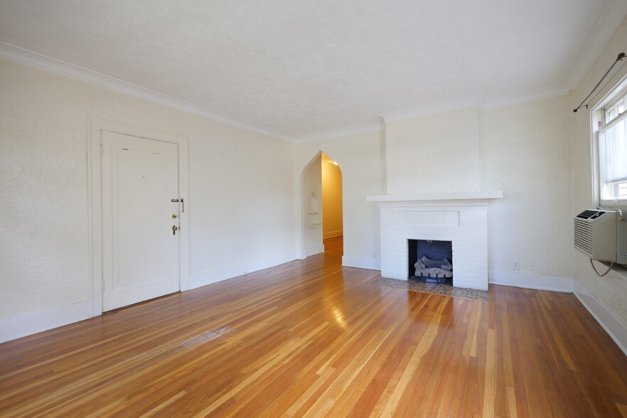 Livingroom w/working gas fireplace - 837 W South St