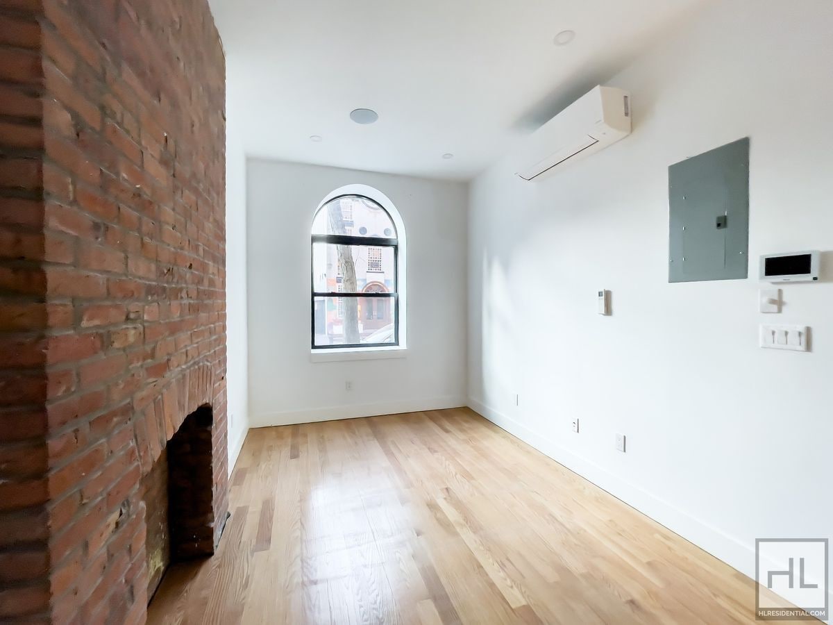 Building Photo - Amazing 4-Bed 3-Bath East Village Apartmen...