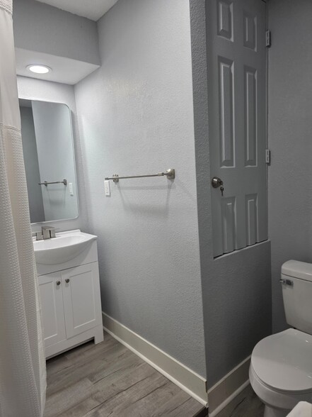 Building Photo - 410 Oak Dr