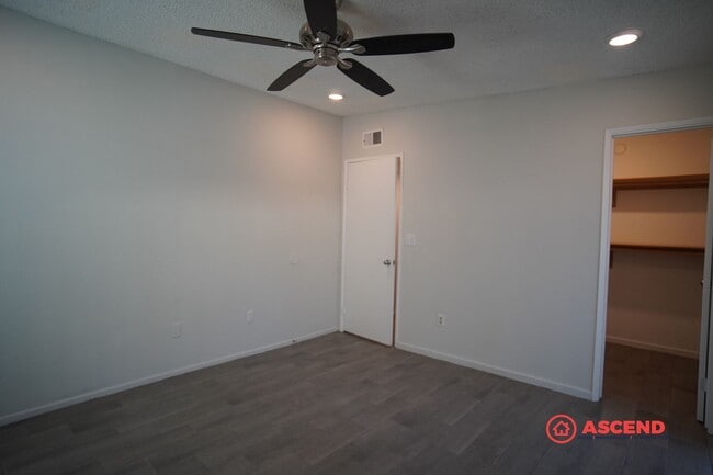 Building Photo - Apartment in Central Bakersfield!