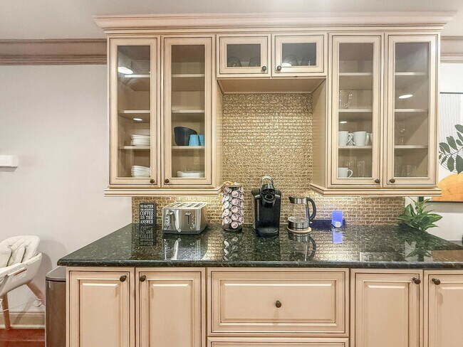 Building Photo - 602 S Front St