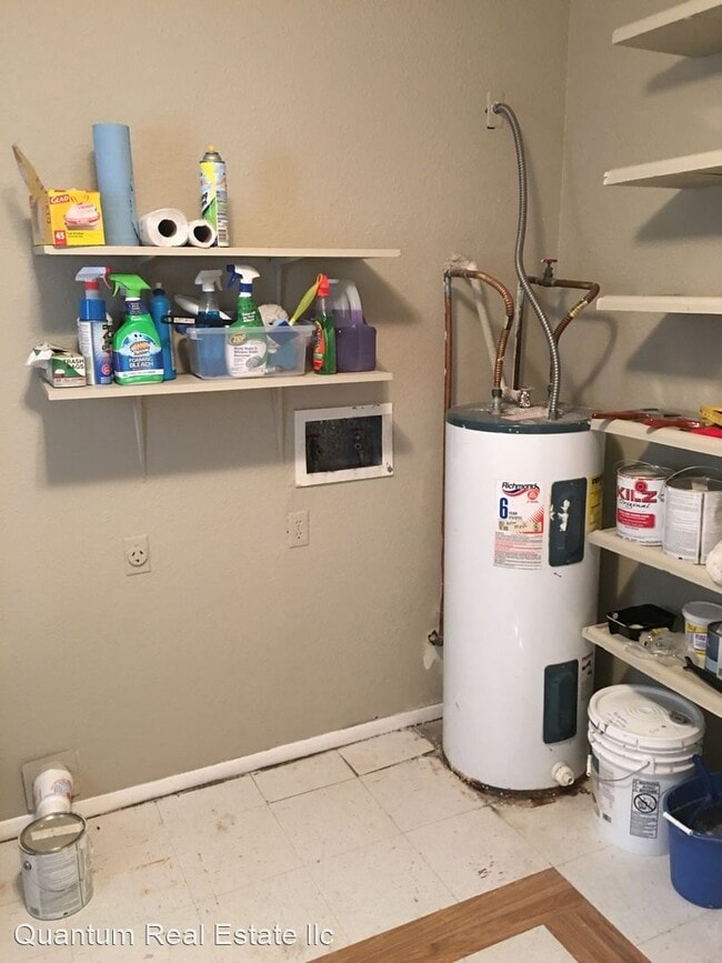 Building Photo - 3 br, 1.5 bath House - 827 W. DENVER STREET