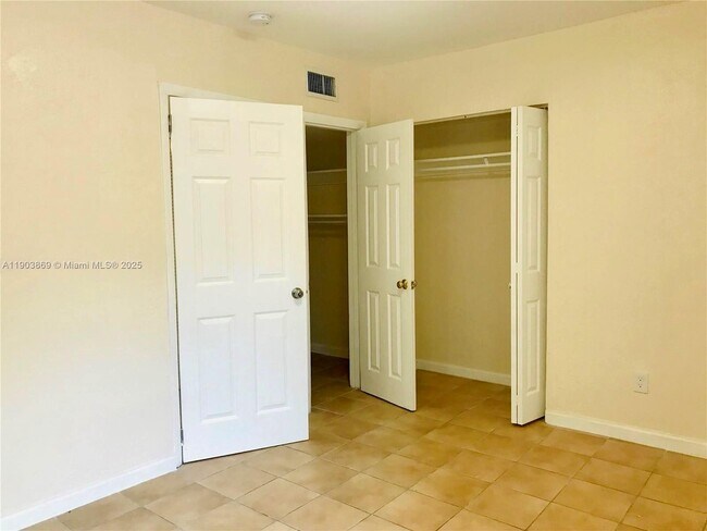 Building Photo - 521 NE 62nd St