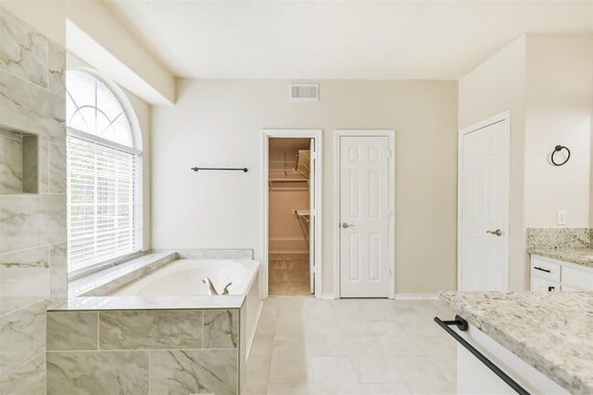 Building Photo - 11918 Mariposa Canyon Dr