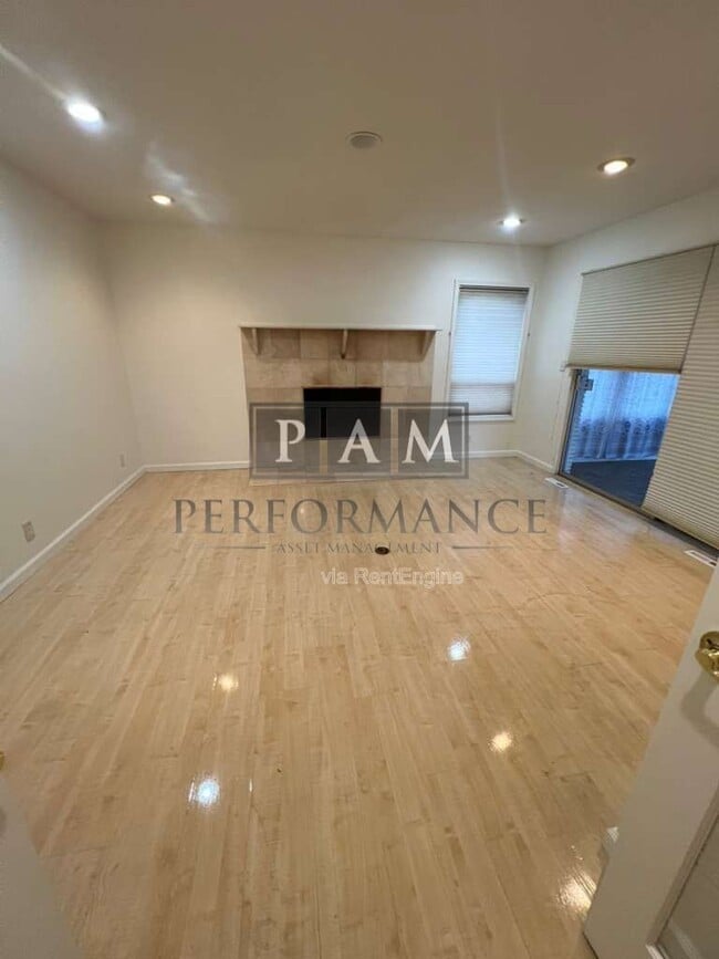 Building Photo - 8862 N Malibu Dr