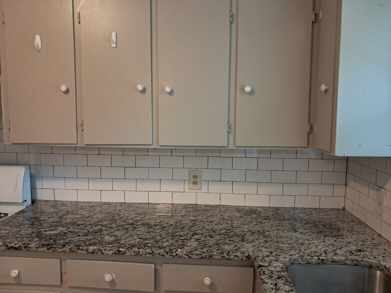 Building Photo - 1306 Leacrest Dr