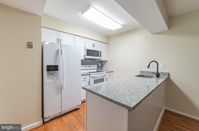 Building Photo - 7 Valleyfield Ct