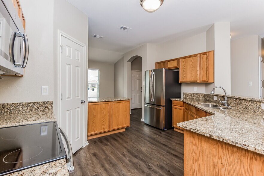 Building Photo - 3301 Royal Crest Dr