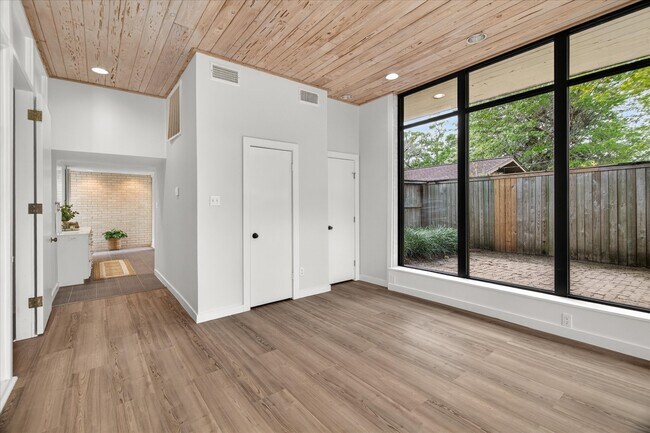 Building Photo - 147 Valley Dr