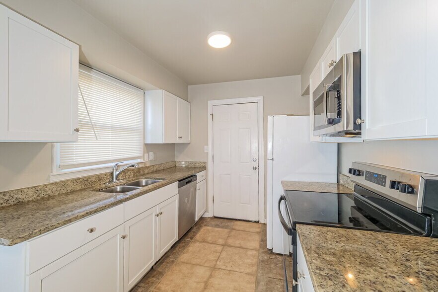 Building Photo - 5903 Fairlane Dr