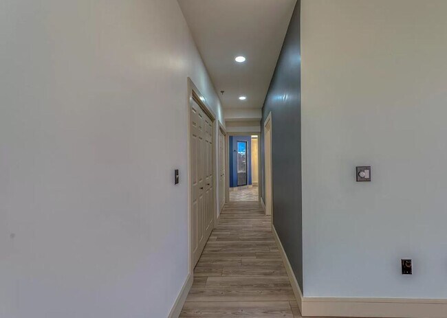 Building Photo - Fabulous ENTIRE 5th Floor DOWNTOWN 4/3.5 L...