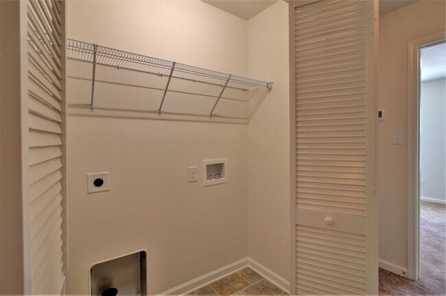 Building Photo - 2 BR/ 2.5 Bath Townhome located in The Tow...